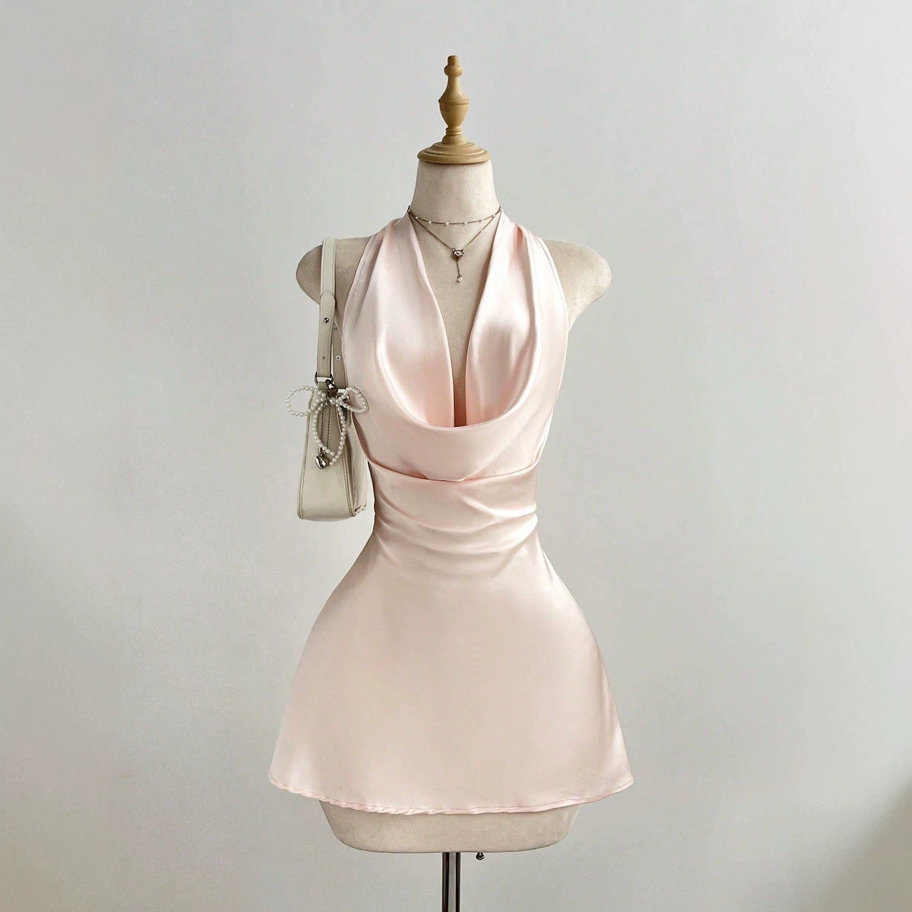 Hanging neck sleeveless dress