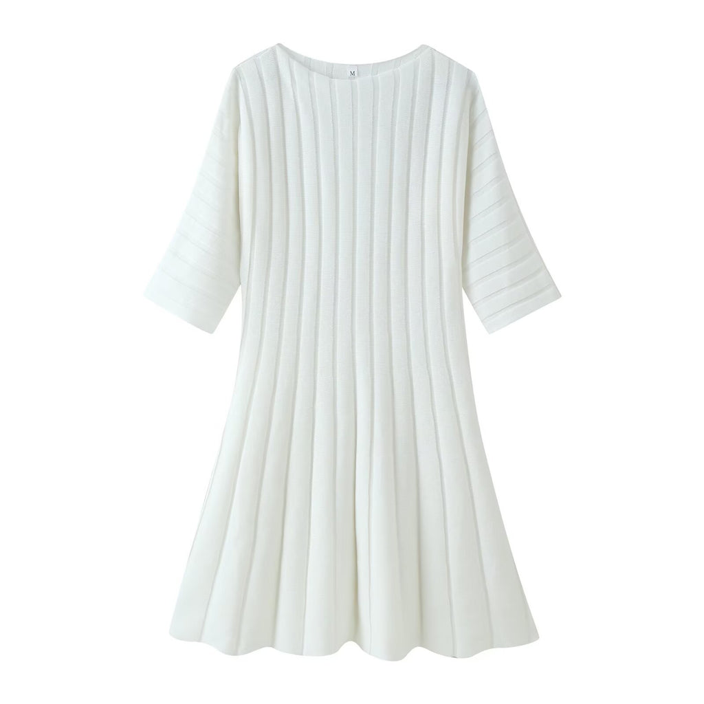 Simple and slimming short sleeved knitted dress
